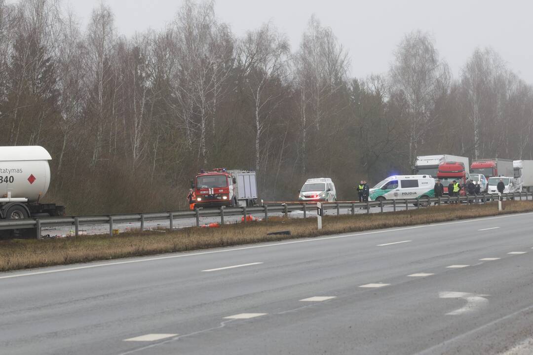 Ties Sitkūnais dujas vežęs vilkikas rėžėsi į kelininkų brigadą 