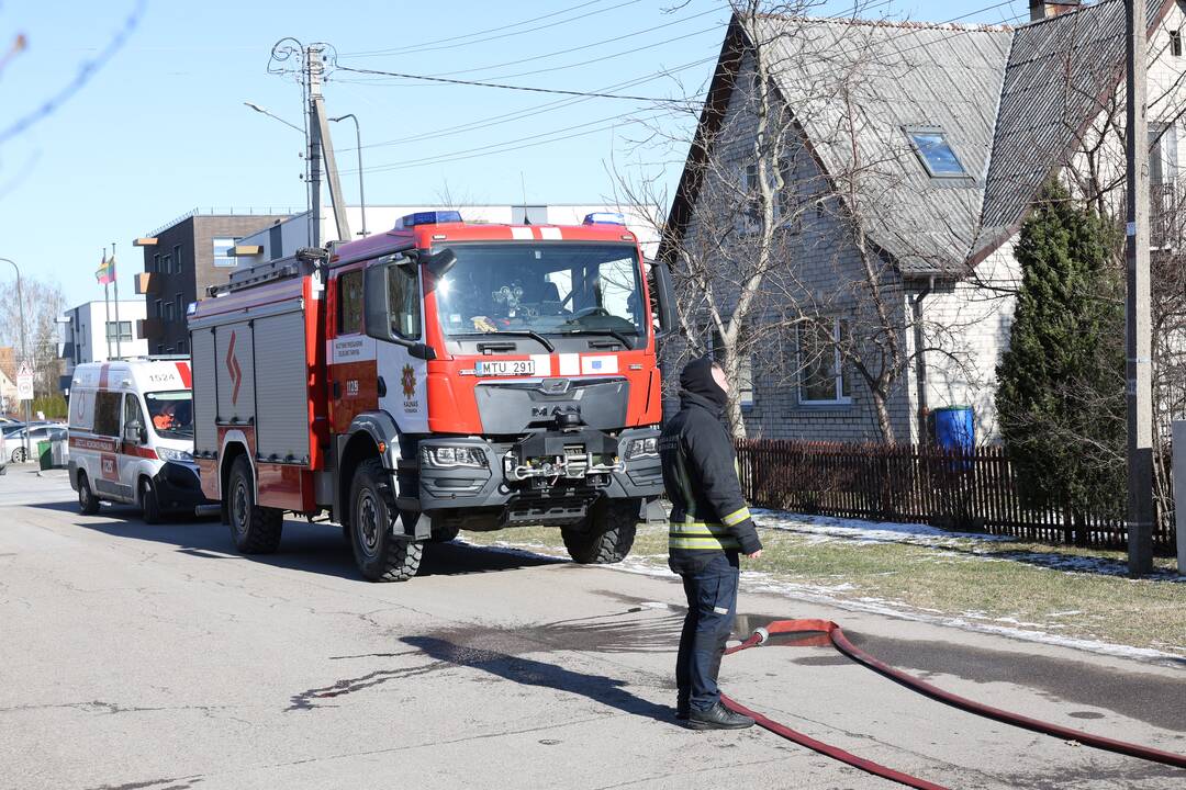 Šokas dviem aleksotiškių šeimoms: namo kamine – atvira liepsna