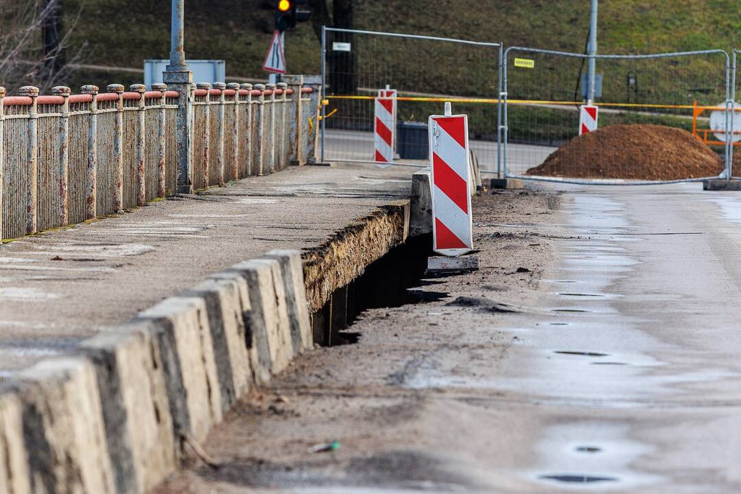 Vieni jau uždaryti, kituose eismas ribojamas iš dalies: ar saugu važiuoti Lietuvos tiltais?