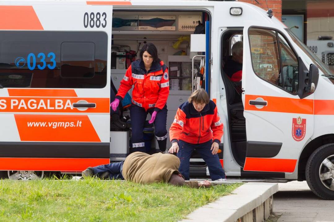 Sunkiai sužaloto vilniečio medikams išgelbėti nepavyko: sulaikyti nužudymu įtariami trys vyrai