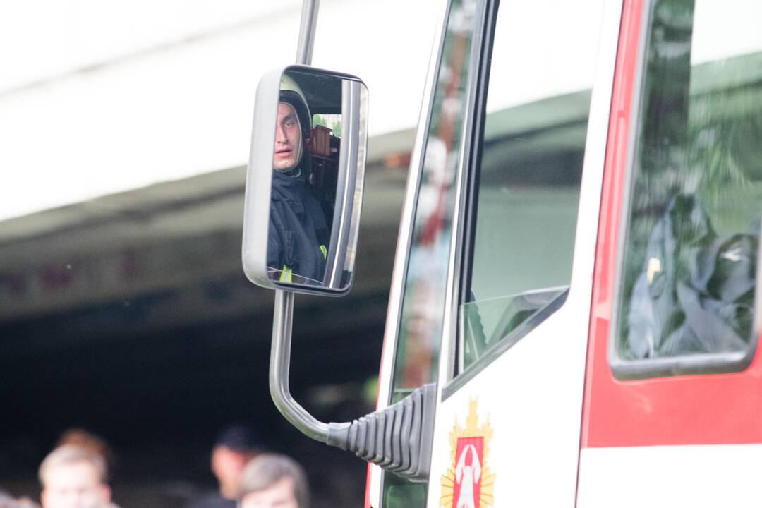 Neblaivus vairuotojas sukelė avariją: sužalota keleivė, degė automobilis