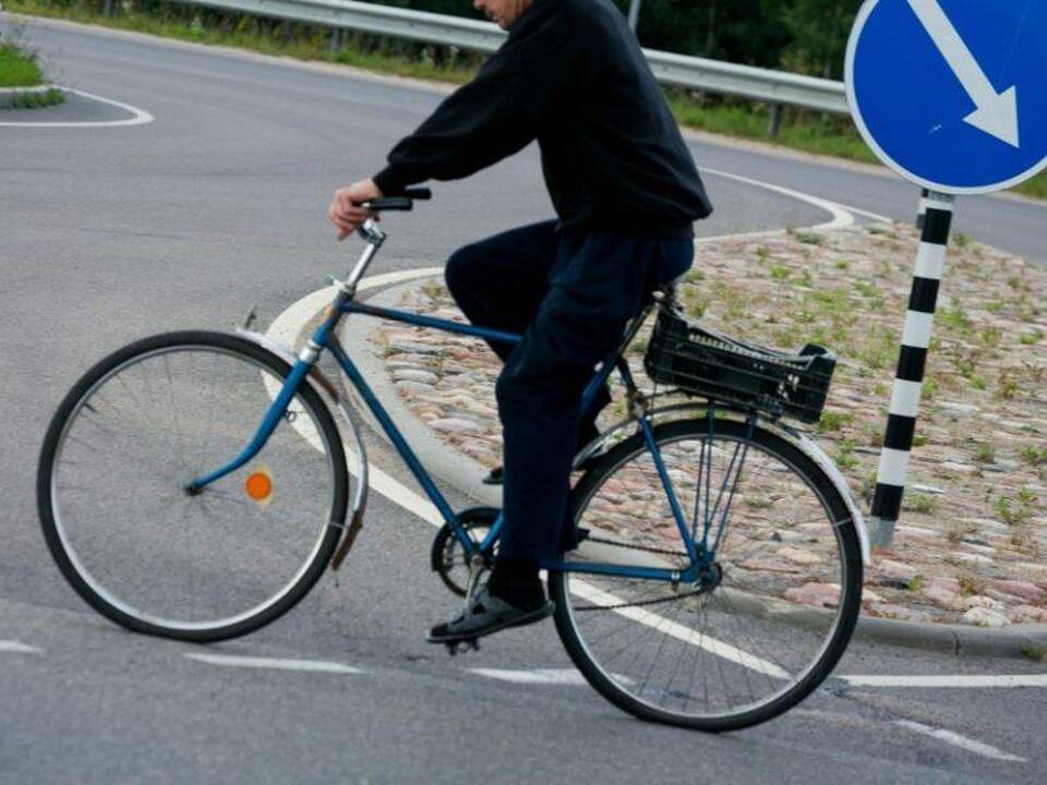 Po dukros vestuvių girtas tėvas namo grįžti nusprendė dviračiu
