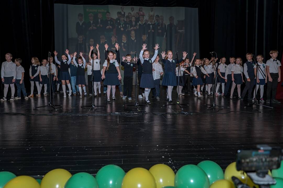Finalas: Kauno mokykla-darželis „Šviesa“, kur itin puoselėjamas bendruomeniškumas, mokslo metus baigė tradicijas puoselėjančia švente.