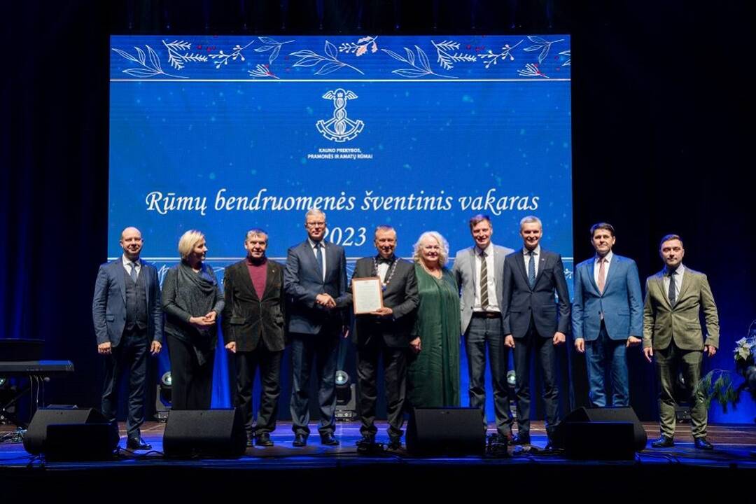 Dėmesys: pasveikinti verslo atstovų atvyko (iš kairės) Seimo nariai A. Veryga, L. Mogenienė, V. Rakutis, A. Kupčinskas, KPPAR prezidentas Z. Dargevičius, KPPAR generalinė direktorė O. Grigienė, K. Mažeika, J. Urbanavičius, T. Bičiūnas, M. Matijošaitis.