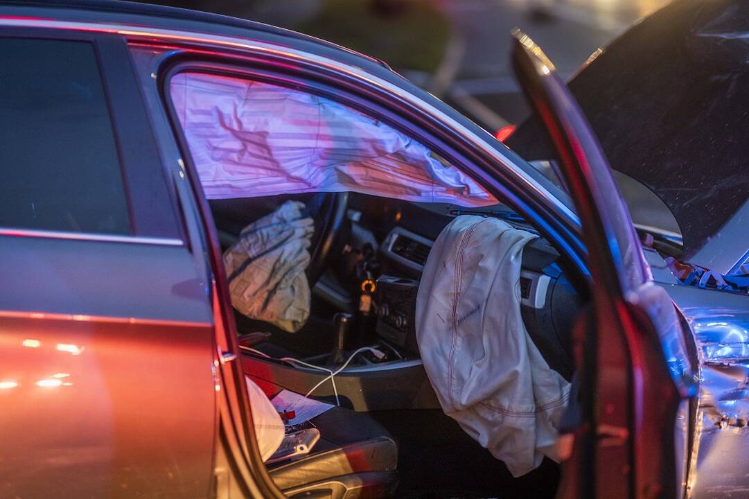 Po avarijos – keisti viražai: girtas pareigūnas neigia vairavęs savo „Mercedes-Benz“ 