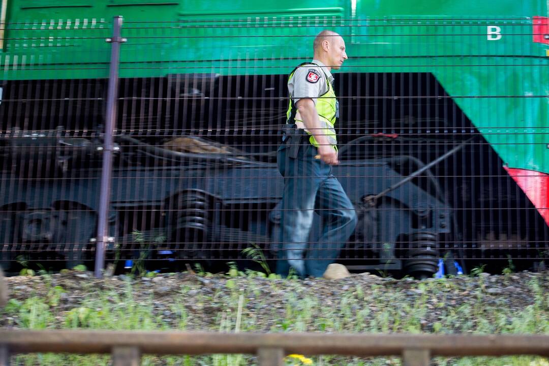 Vilniuje šalia bėgių rastas sužalotas vyras, girta įtariamoji – areštinėje