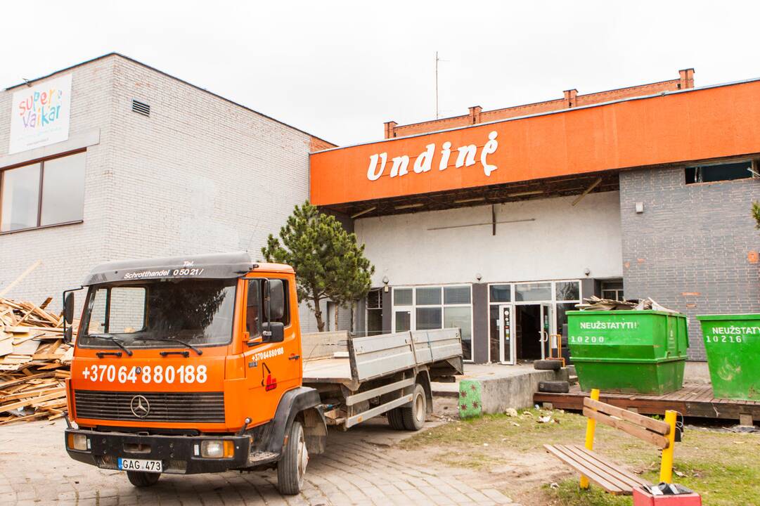 Pradėtas griauti legendinis laisvalaikio centras „Undinė“