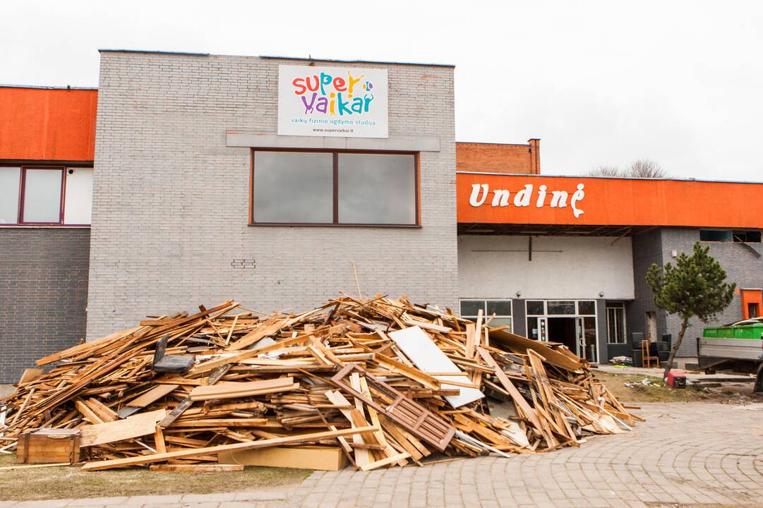 Pradėtas griauti legendinis laisvalaikio centras „Undinė“