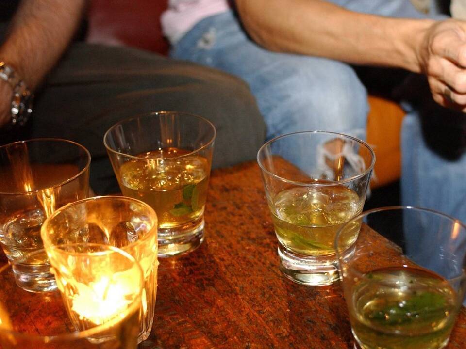 Per išgertuves girtas vyras puoduku trenkė dar girtesnei moteriai į kaktą