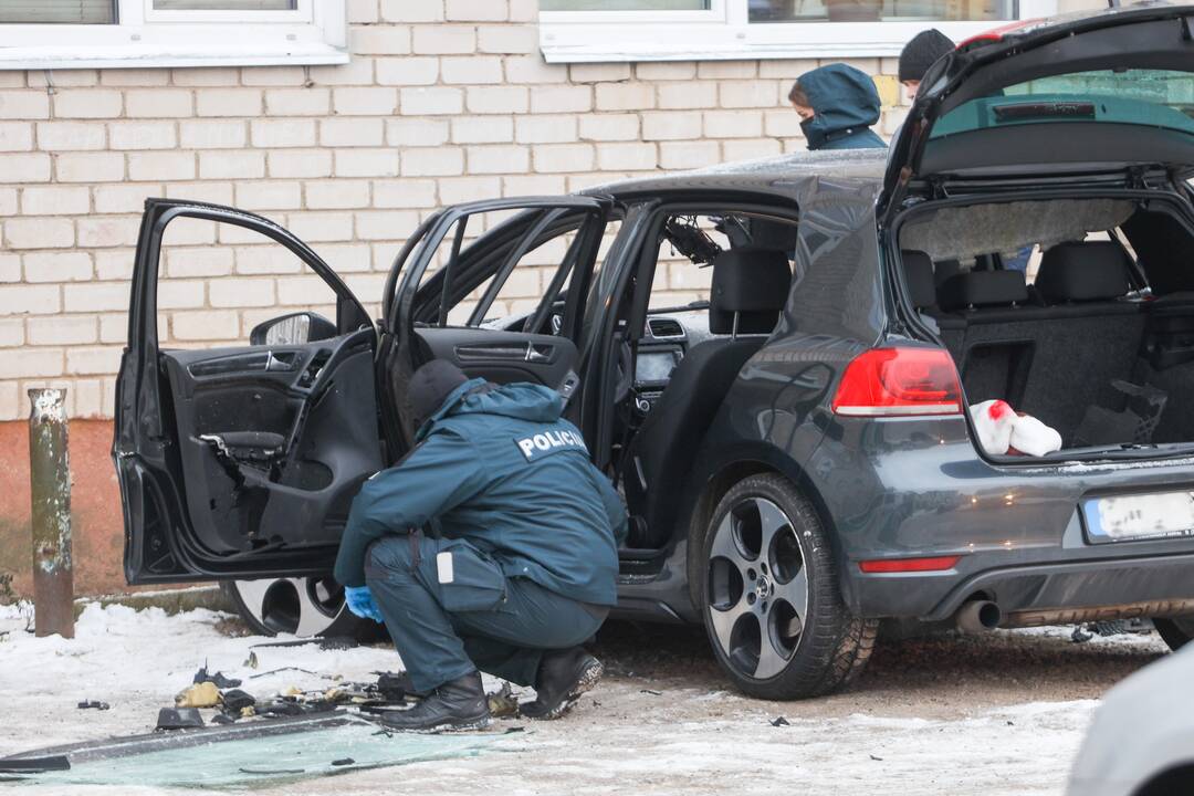 Kaune, daugiabučio kieme, sprogo „VW Golf“