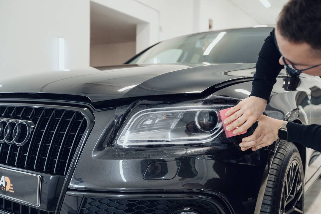 Populiarėja: apsauginę plėvelę savo automobiliams renkasi vis daugiau vairuotojų.
