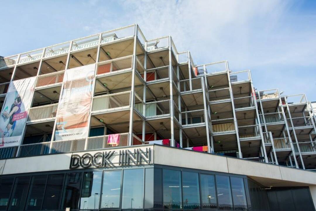 Viešbutis iš jūrinių konteinerių: telpa ir sauna, ir kino teatras
