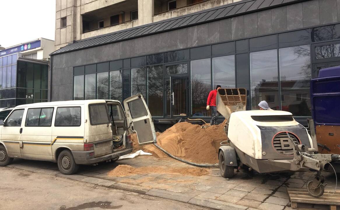 Neteisėta: Savanorių pr. 172 pastate verslininkai be leidimų griovė sienas, įrengė rampas ir vitrinas.