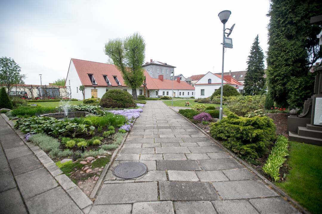 Laukia: nors prie pokyčių klierikai prisitaikė greit, kunigas R.Norkus nekantriai laukia, kada šalis išsivaduos iš karantino gniaužtų.