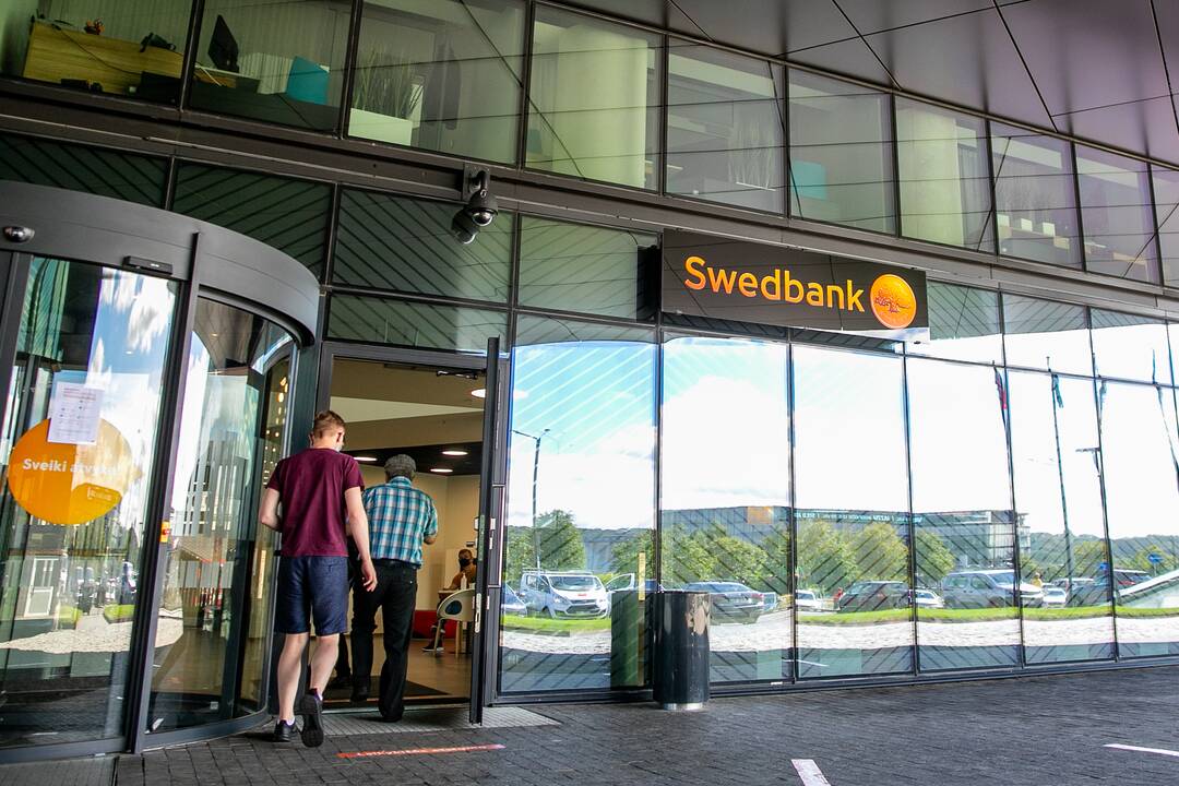 Skundas: "Swedbank" užblokavo sąskaitą, nes neįgali pensininkė neužpildė kliento klausimyno.