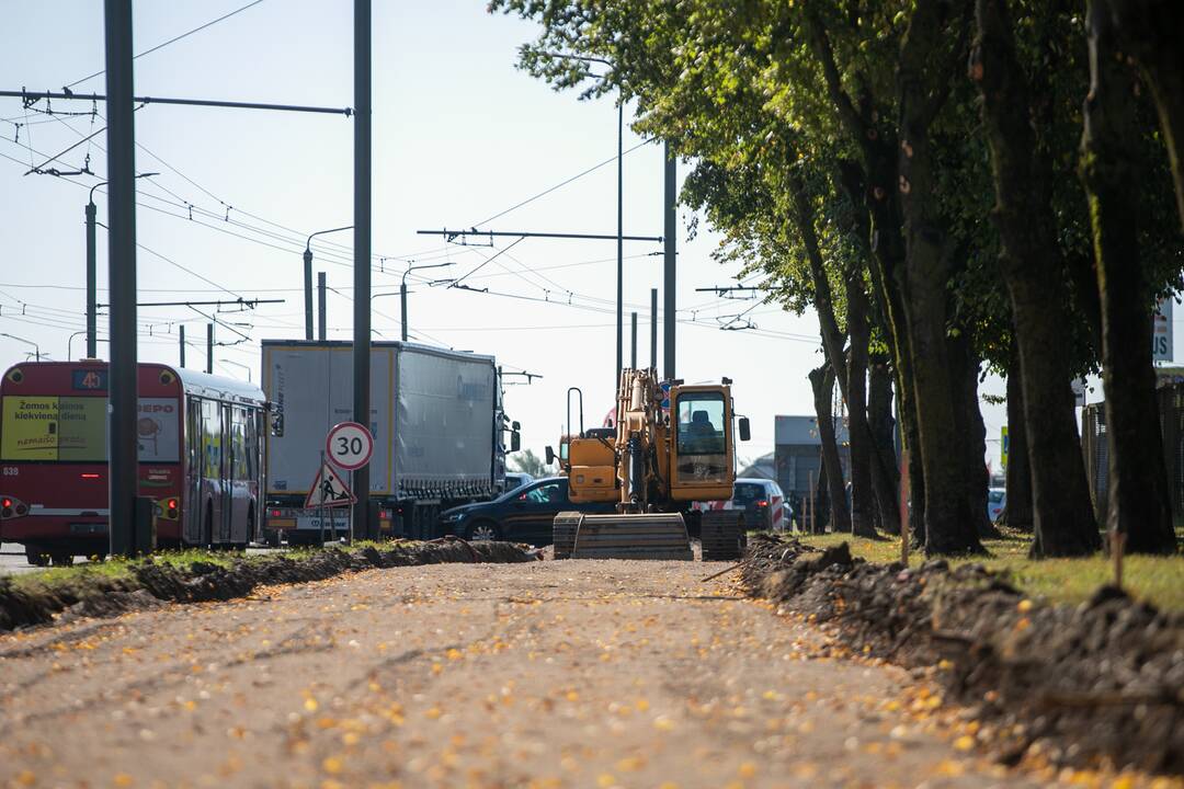 Nustebino: kauniečiai svarstė, kam reikėjo ardyti asfaltą, jei jis paklotas vos prieš kelerius metus.