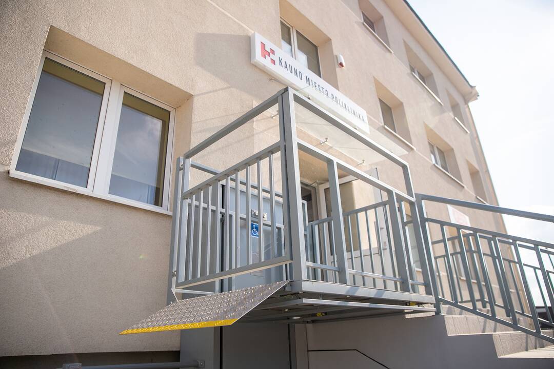 Pritaikė: įvaža neįgaliesiems į polikliniką jau senokai įrengta, bet Lygių galimybių tarnyba savo tyrimo nenutraukia.