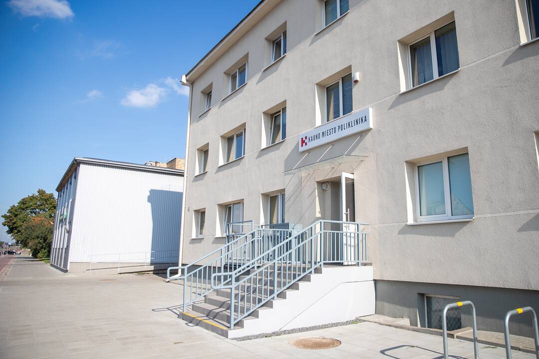 Pritaikė: įvaža neįgaliesiems į polikliniką jau senokai įrengta, bet Lygių galimybių tarnyba savo tyrimo nenutraukia.