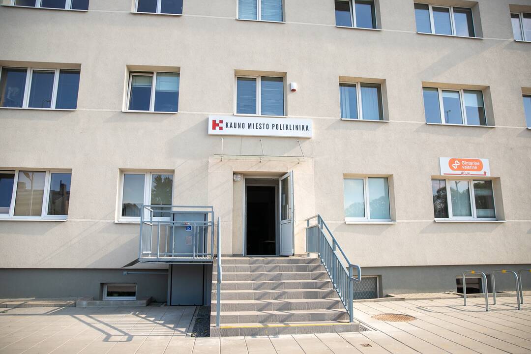 Pritaikė: įvaža neįgaliesiems į polikliniką jau senokai įrengta, bet Lygių galimybių tarnyba savo tyrimo nenutraukia.