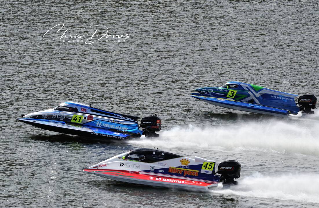 Trofėjai: motorlaivių F2 pasaulio čempionato medalius išsidalijo (iš kairės) E.Riabko, D.Benavente ir O.Jelfas.