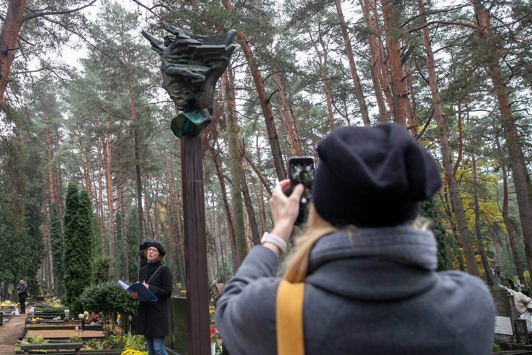 Grupė: kapinėse organizuojamos ir Helovino temos ekskursijos, bet šįsyk čia vaikščiojo literatūrai neabejingos sielos.