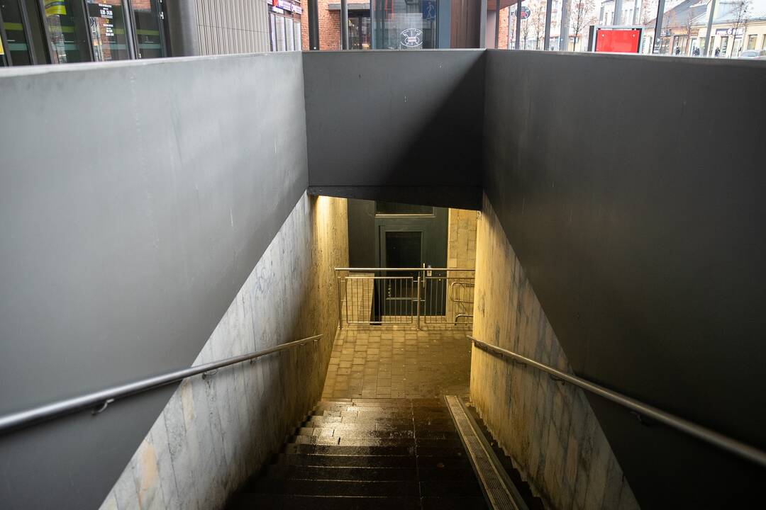 Nepatogu: liftu negali naudotis nei neįgalieji, nei keleiviai su sunkiais lagaminais.