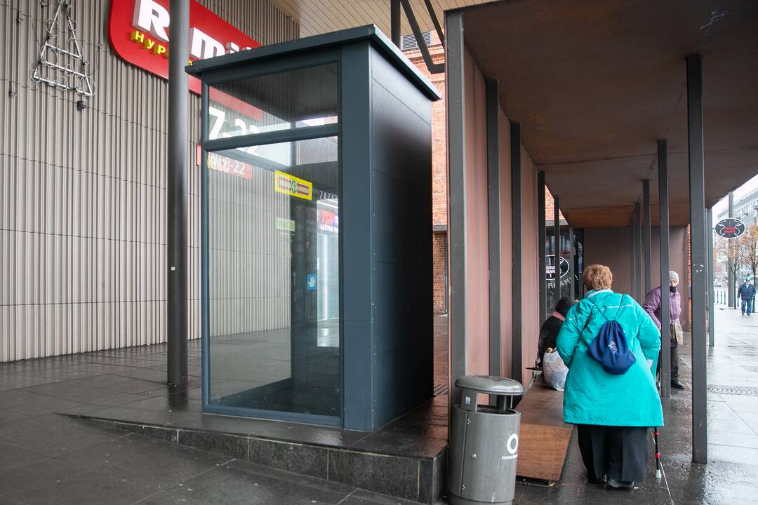 Nepatogu: liftu negali naudotis nei neįgalieji, nei keleiviai su sunkiais lagaminais.