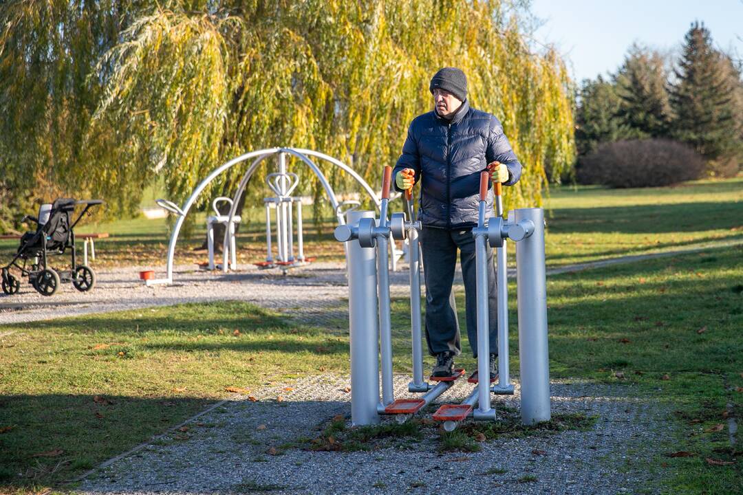 Sportuojantys žmonės Kauno parkuose