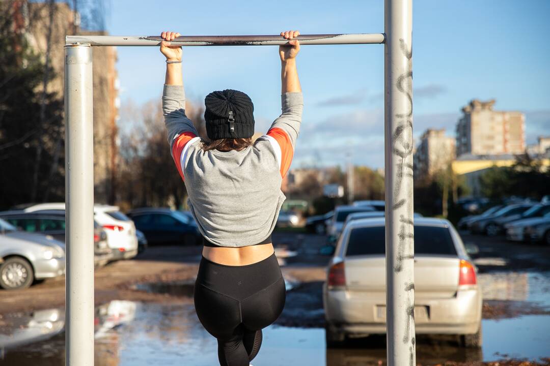 Sportuojantys žmonės Kauno parkuose