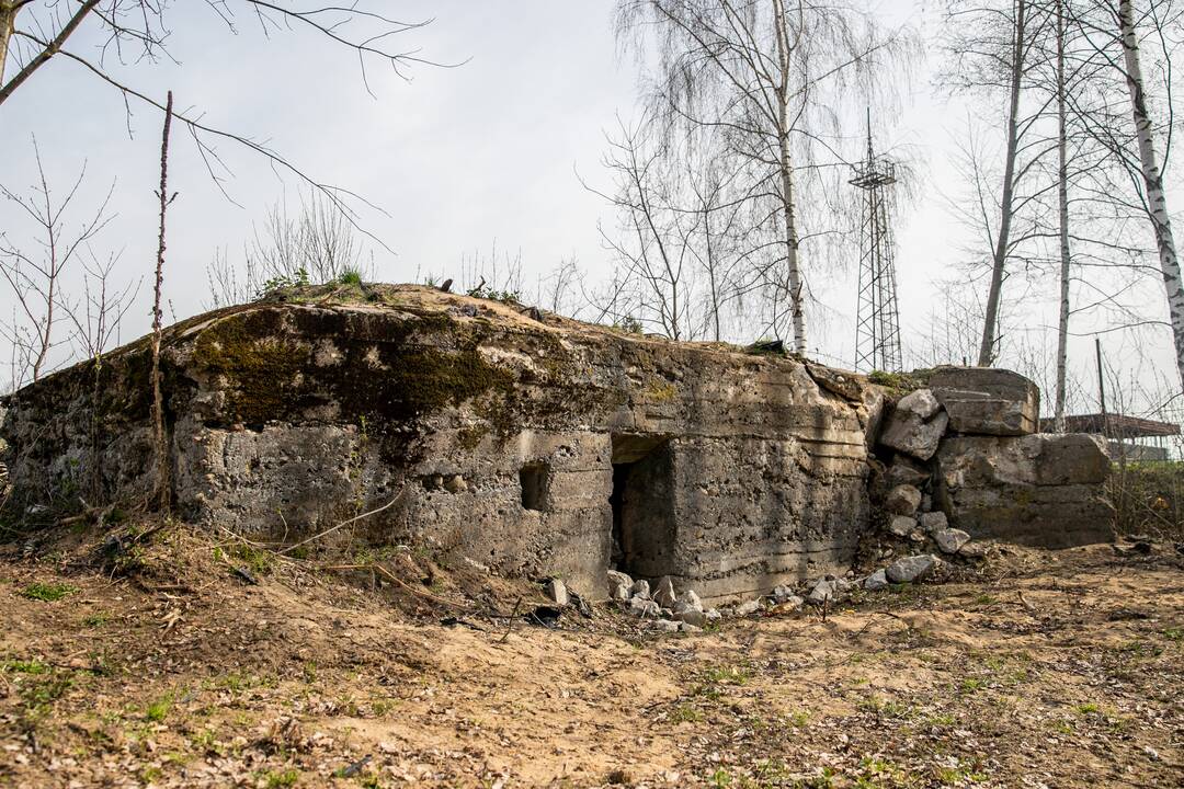 Įžūlumas: likęs vienas iš keturių Pirmojo pasaulinio karo statinys suskaldytas ir užverstas betono luitais.