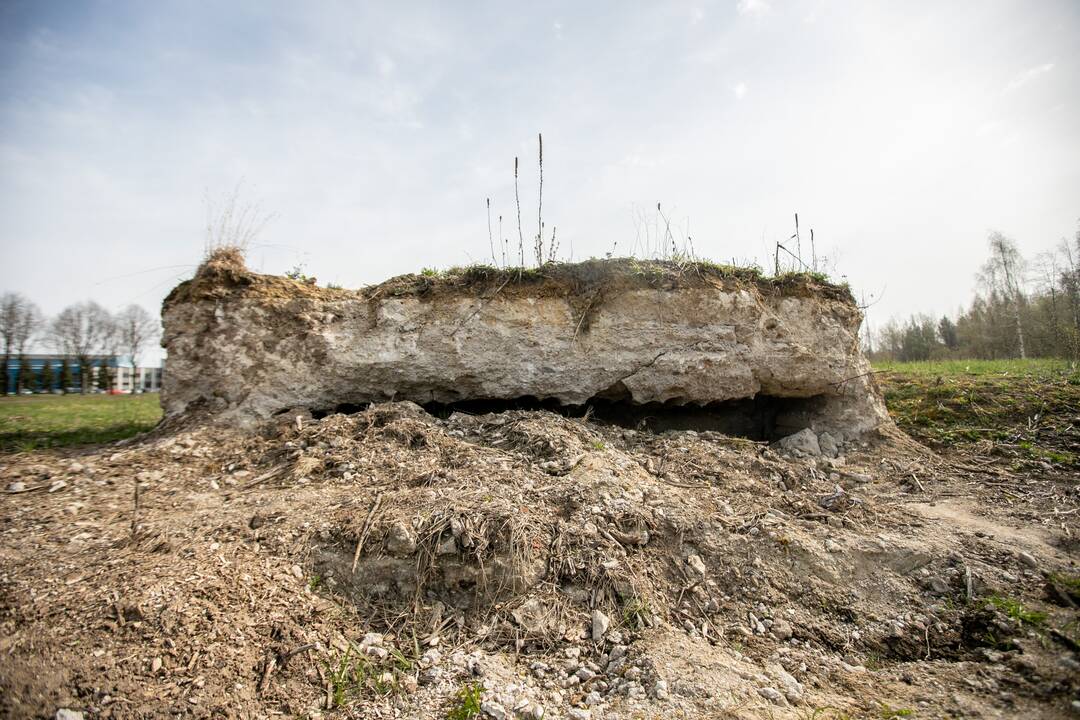 Įžūlumas: likęs vienas iš keturių Pirmojo pasaulinio karo statinys suskaldytas ir užverstas betono luitais.