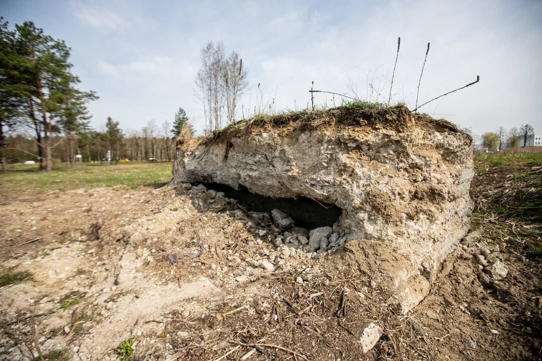 Įžūlumas: likęs vienas iš keturių Pirmojo pasaulinio karo statinys suskaldytas ir užverstas betono luitais.