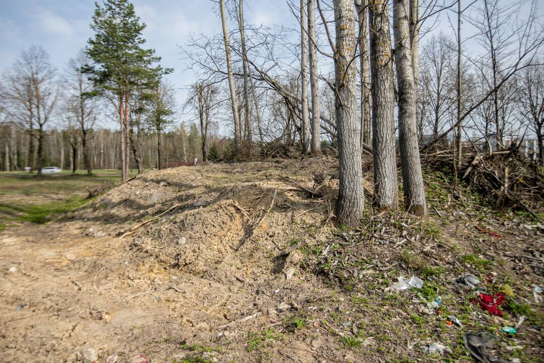 Įžūlumas: likęs vienas iš keturių Pirmojo pasaulinio karo statinys suskaldytas ir užverstas betono luitais.