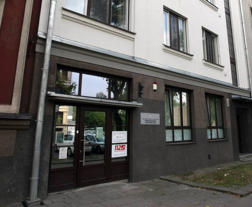 Slėpynės: Nusikalstamų veikų registravimo skyrius jau nuo liepos 1-osios veikia Chemijos gatvėje, tačiau buvusiose jo patalpose Laisvės alėjoje lig šiol nėra jokios nuorodos apie tai.