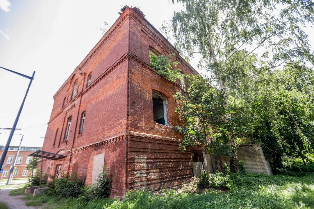 Parduoda: skelbimų portale jau siūloma įsigyti apleistas kareivines ir naujo pastato, kuris būtų toliau nuo gatvės, projektą.