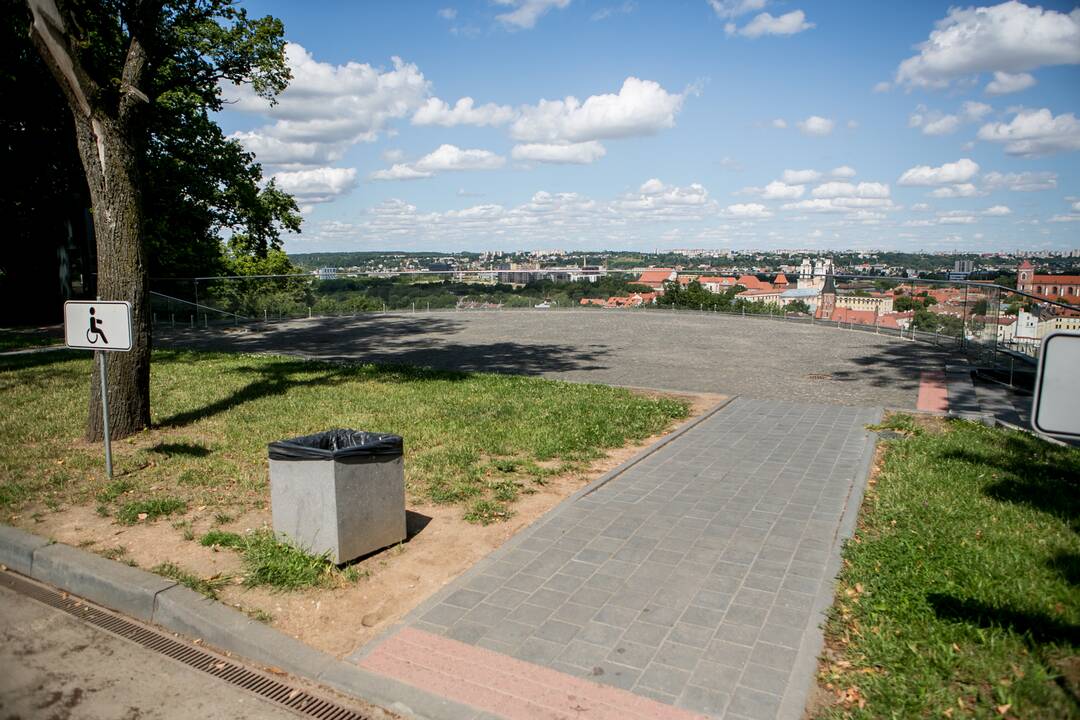 Defektai Aleksoto apžvalgos aikštelėje bado akis