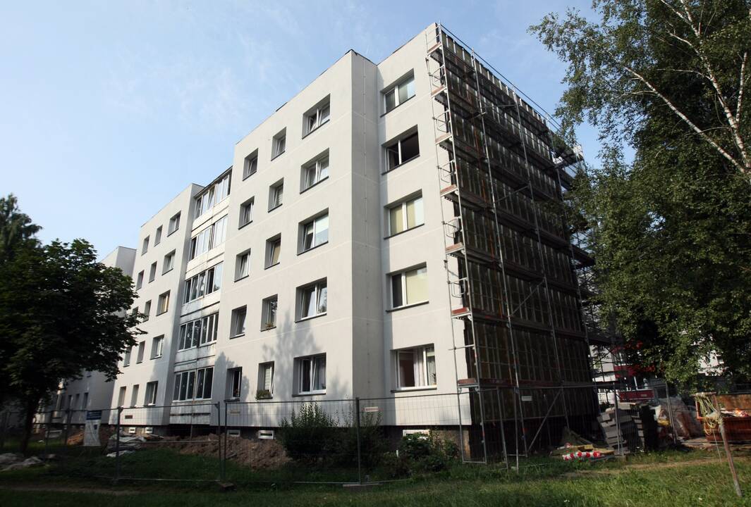 Patikrinimas: Statybų inspekcija įvertino, kaip vyksta stogo šiltinimo darbai.