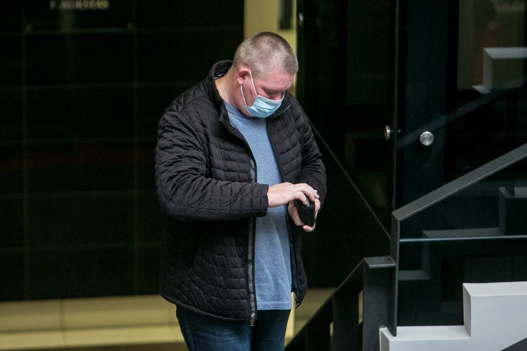 Reakcija: pamatęs žiniasklaidos fotoobjektyvus, M.Volkovas, kasdien vežiojantis nieko apie jam pareikštą šiurpų kaltinimą nežinančius keleivius, neslėpė nepasitenkinimo.