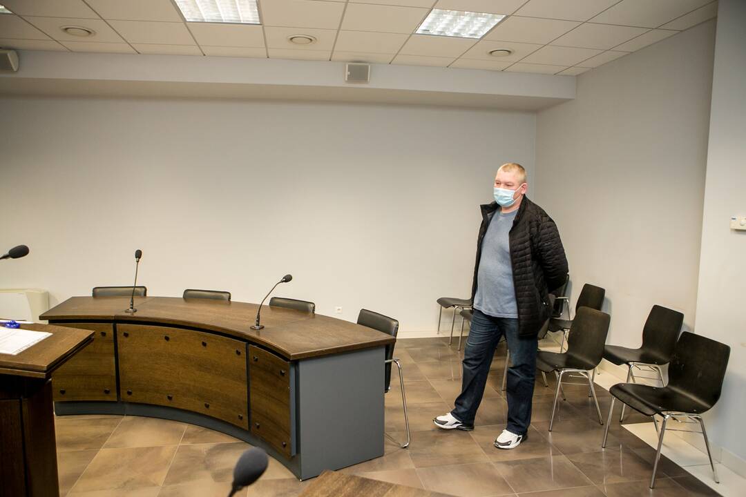 Reakcija: pamatęs žiniasklaidos fotoobjektyvus, M.Volkovas, kasdien vežiojantis nieko apie jam pareikštą šiurpų kaltinimą nežinančius keleivius, neslėpė nepasitenkinimo.