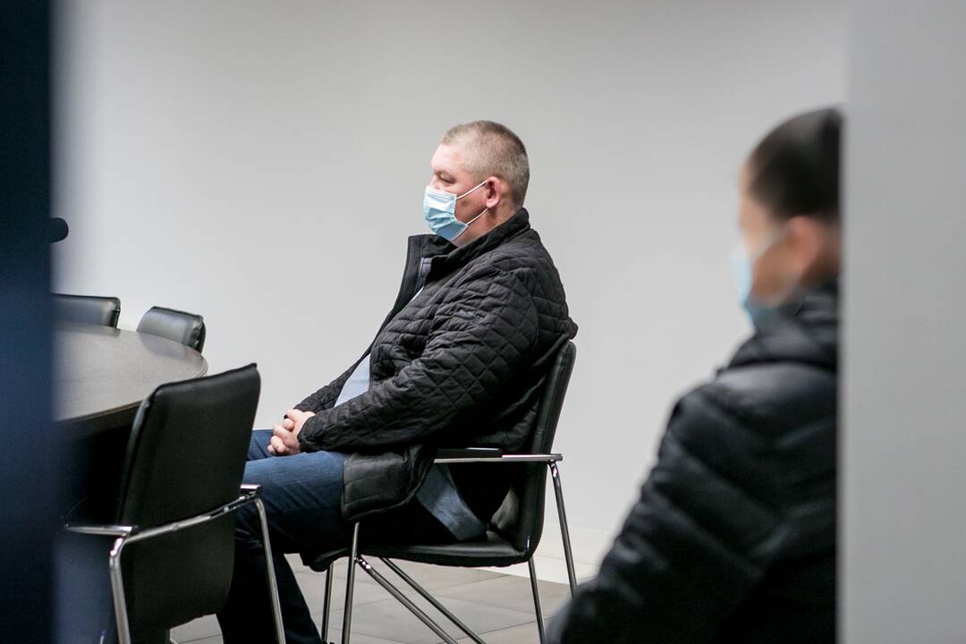 Reakcija: pamatęs žiniasklaidos fotoobjektyvus, M.Volkovas, kasdien vežiojantis nieko apie jam pareikštą šiurpų kaltinimą nežinančius keleivius, neslėpė nepasitenkinimo.