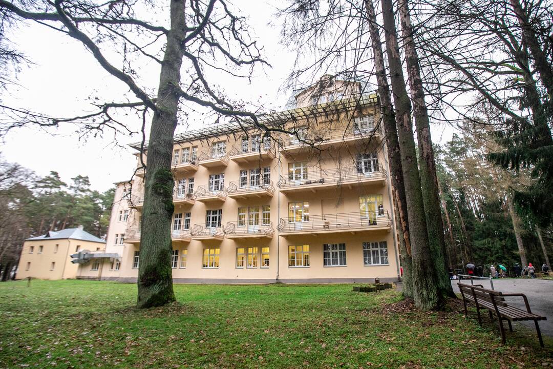 Sužvarbę: „Darbuotojų išsirikiavimas balkonuose turėjo demonstruoti jų lojalumą ligoninės administracijai“, – tvirtino apie mobingą šioje įstaigoje žurnalistams pasakojusi ligoninės darbuotoja.