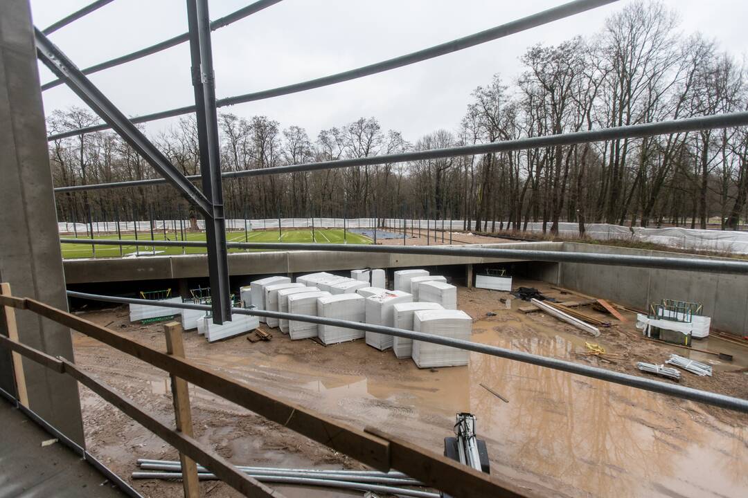 Darbai: Dariaus ir Girėno stadiono tribūnose jau montuojamos kėdės.