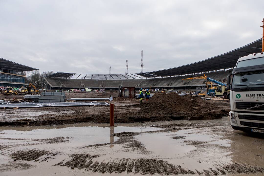 Darbai: Dariaus ir Girėno stadiono tribūnose jau montuojamos kėdės.