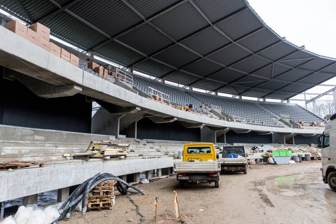 Darbai: Dariaus ir Girėno stadiono tribūnose jau montuojamos kėdės.