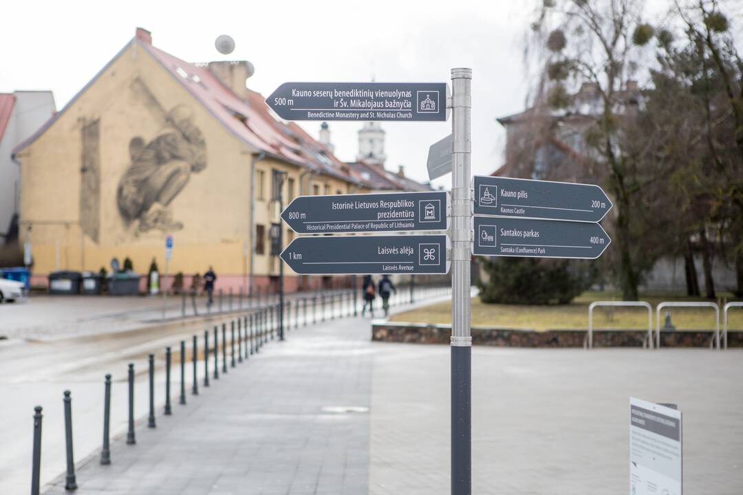 Dizainas: tiek Kaune, tiek rajone lankytojus pasitinka vienodo tipo stendai ir informacinės rodyklės.