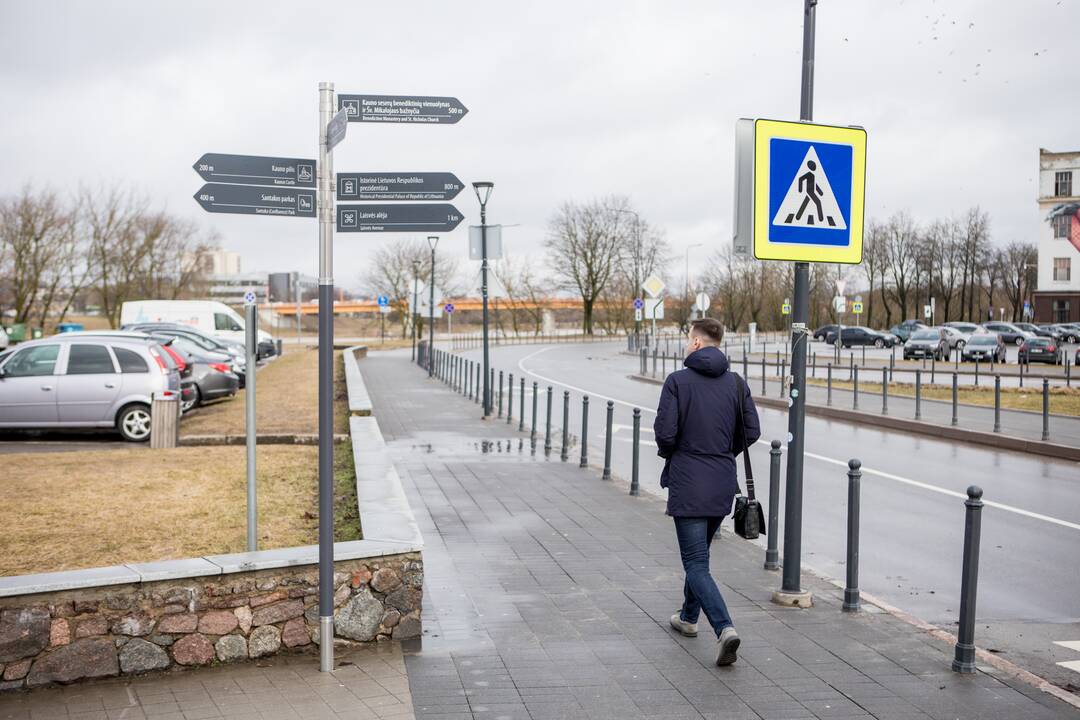 Dizainas: tiek Kaune, tiek rajone lankytojus pasitinka vienodo tipo stendai ir informacinės rodyklės.