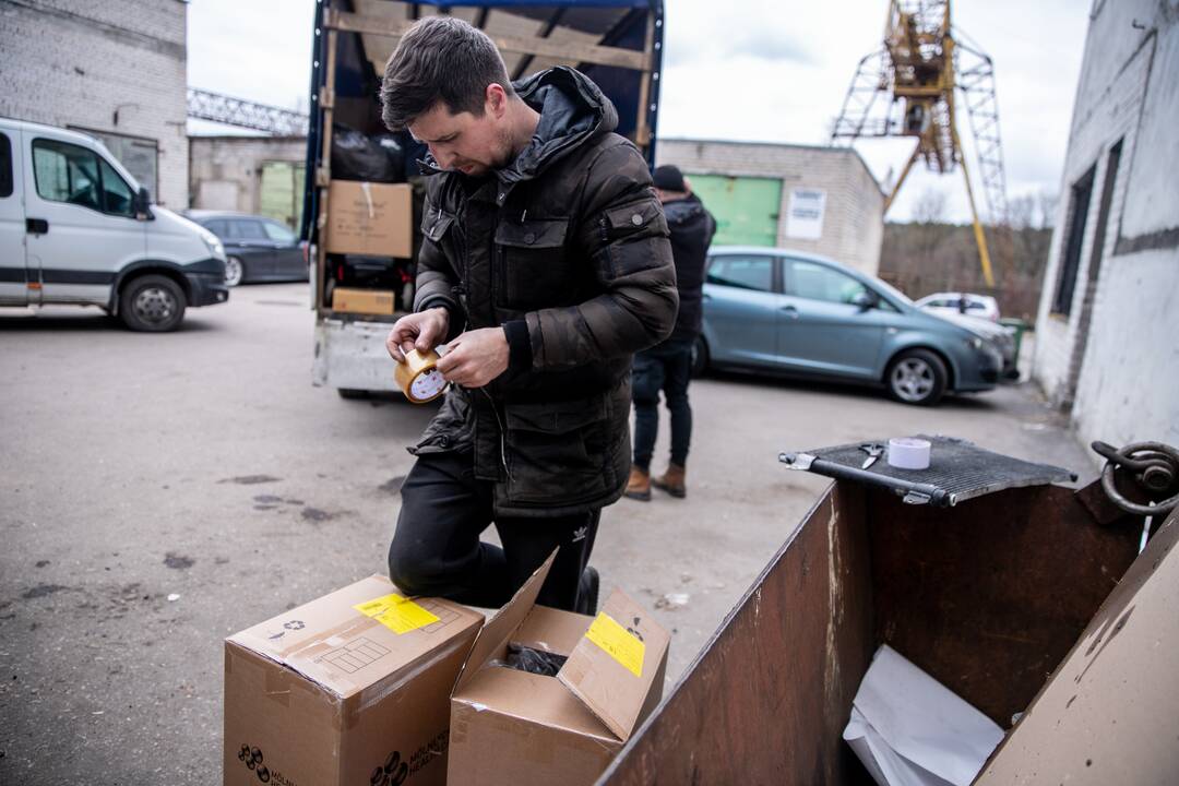 Kelionė: keturiolikos automobilių kolonoje yra ekipažas, liksiantis padėti Ukrainos kovotojams.