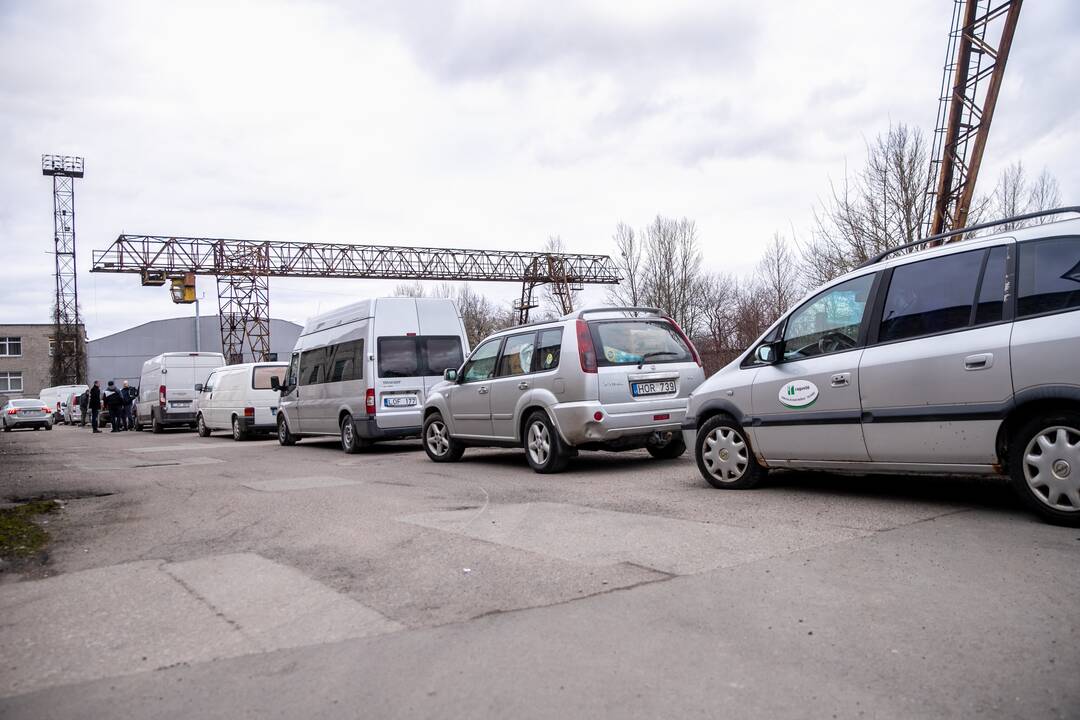 Kelionė: keturiolikos automobilių kolonoje yra ekipažas, liksiantis padėti Ukrainos kovotojams.