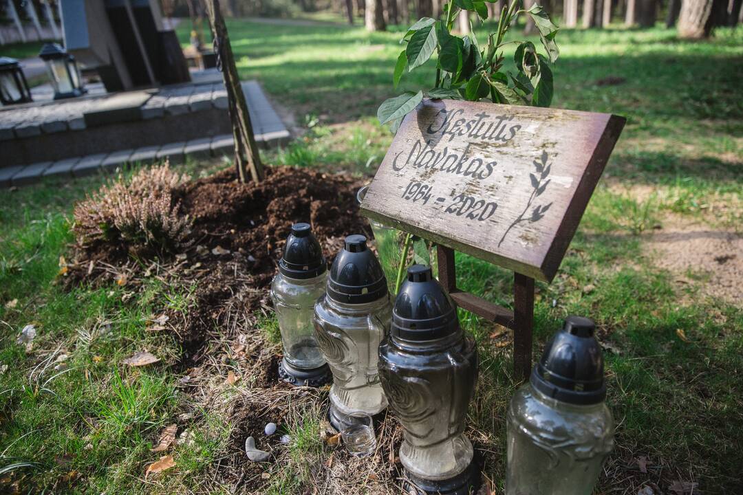 Situacija: kauniečių mėgstamas poetas, rašytojas K.Navakas (1964–2020) mirė prieš dvejus metus, tačiau jo atminties ženklo nėra net ant kapo.