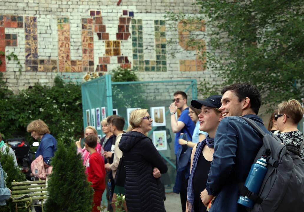 Šurmulys: kiemai prisipildė smalsių ekskursantų.